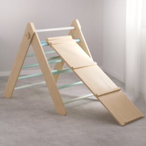 BusyKids Pikler driehoek Mint met dubbelzijdige plank. Houten klimspeelgoed voor klimmen, glijden en motorische ontwikkeling.