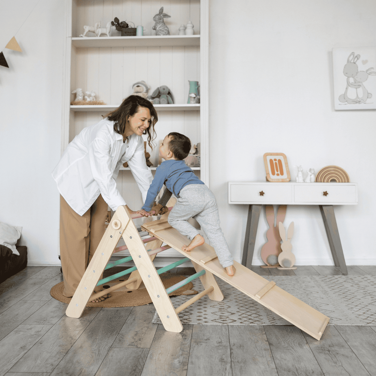 BusyKids Pikler driehoek Pastel met dubbelzijdige plank. Houten klimspeelgoed voor klimmen, glijden en motorische ontwikkeling.