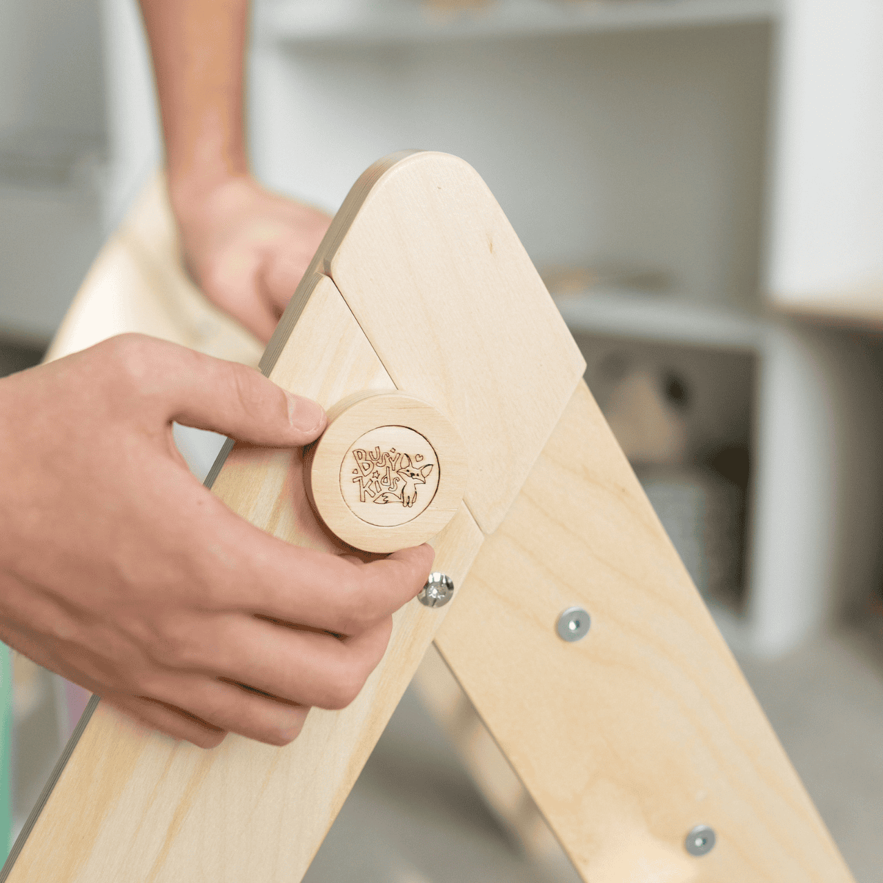 BusyKids Pikler driehoek met dubbelzijdige plank. Houten klimspeelgoed voor klimmen, glijden en motorische ontwikkeling.